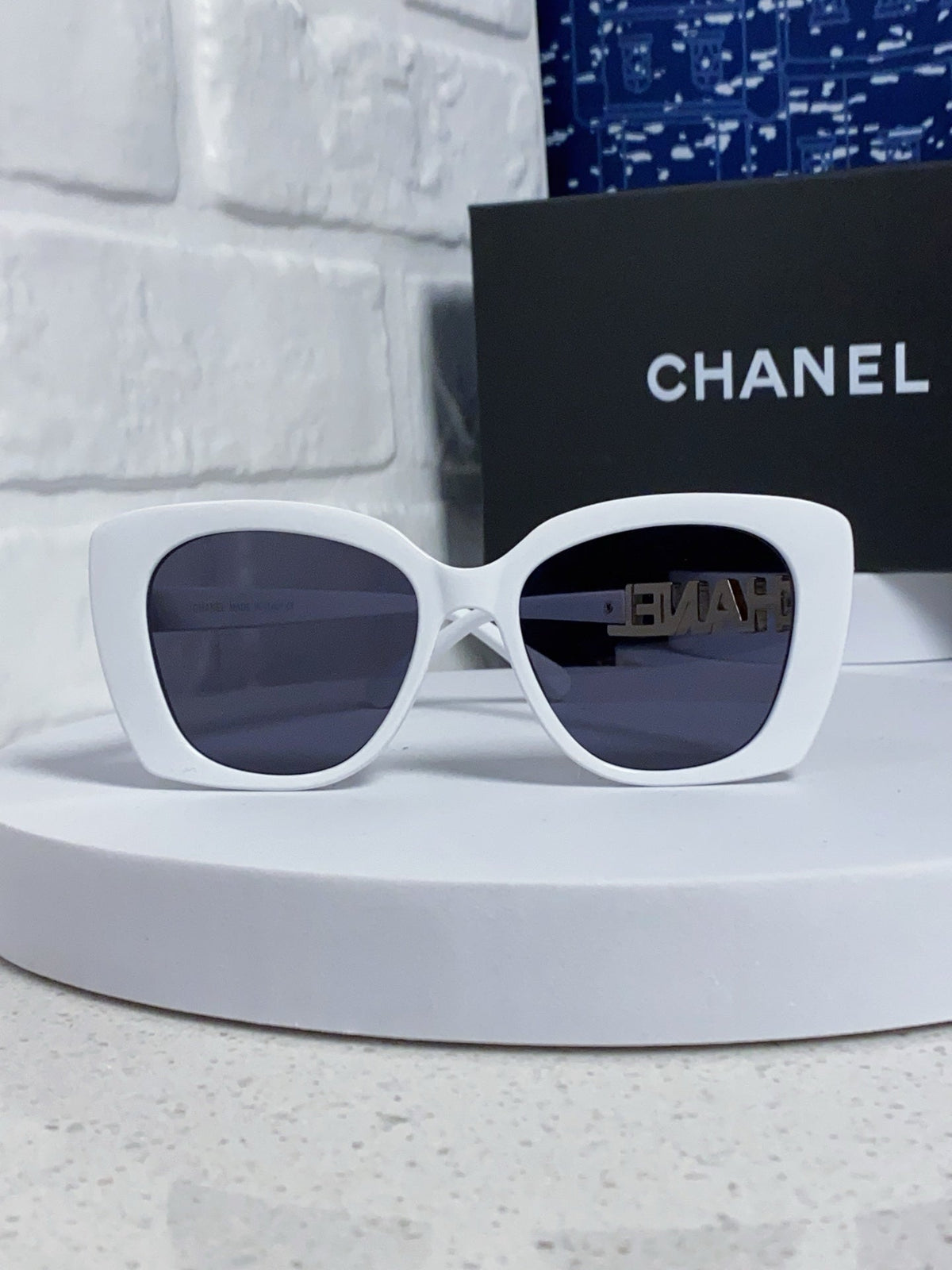 CHANEL BUTTERFLY SUNGLASSES 641814 IN WHITE ACETATE GOLD METAL LOGO