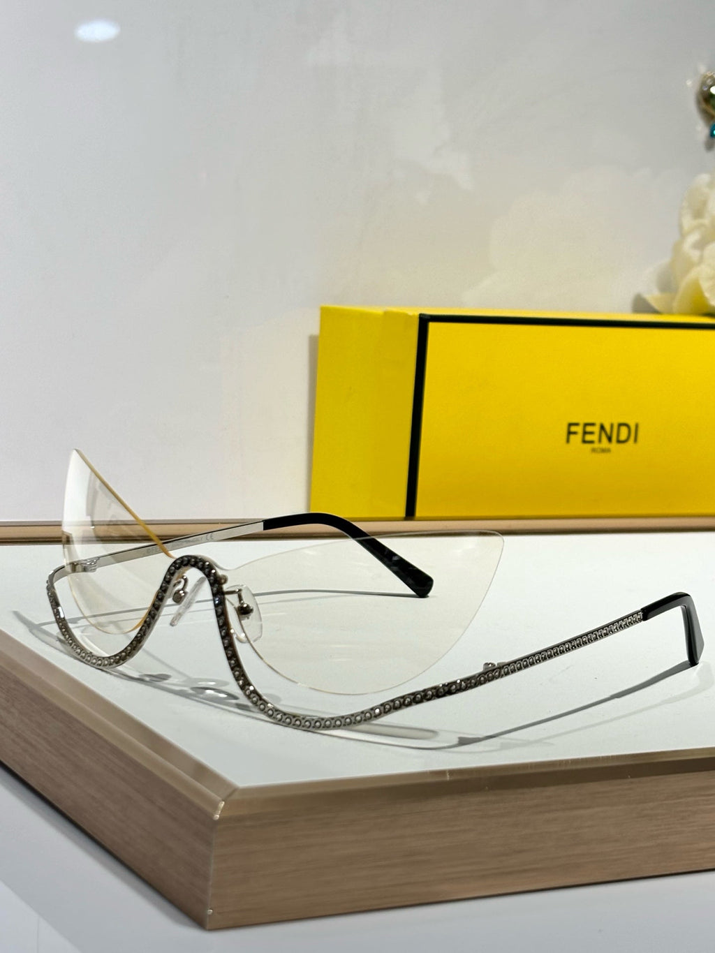 CRYSTAL STUDDED CAT-EYE FRAME SUNGLASSES FE40158 IN METAL