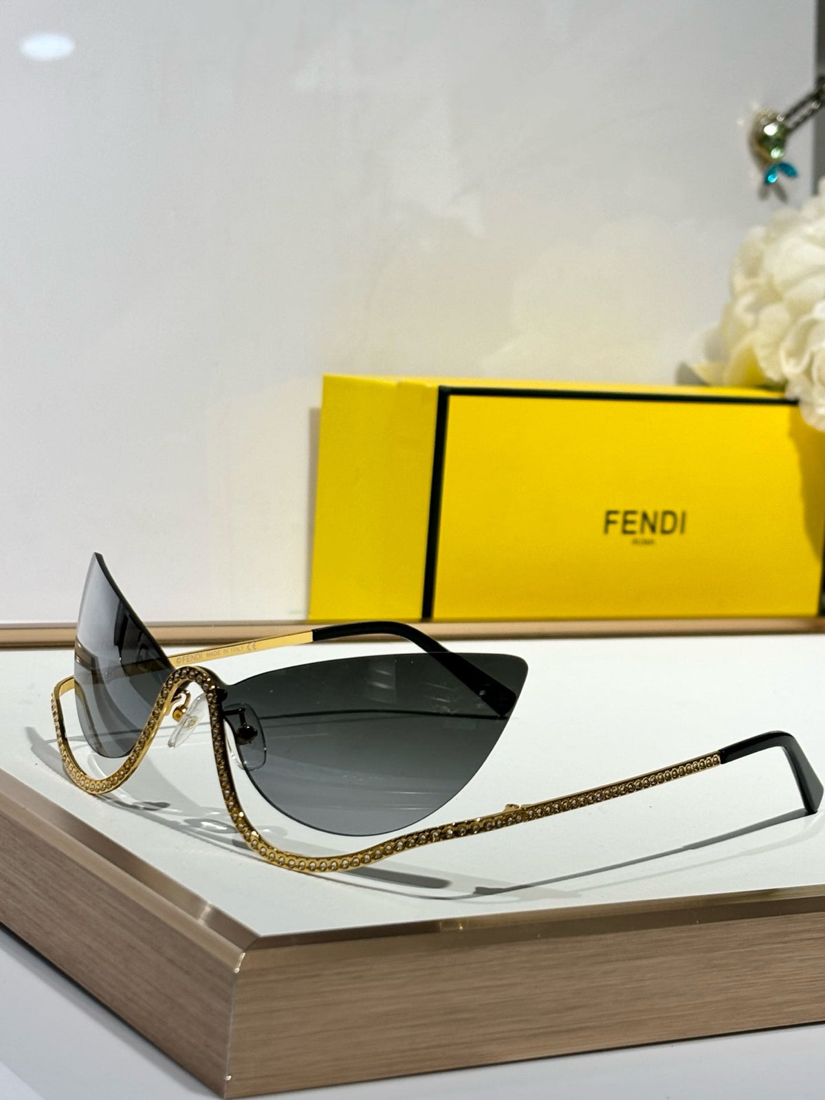 CRYSTAL STUDDED CAT-EYE FRAME SUNGLASSES FE40158 IN METAL